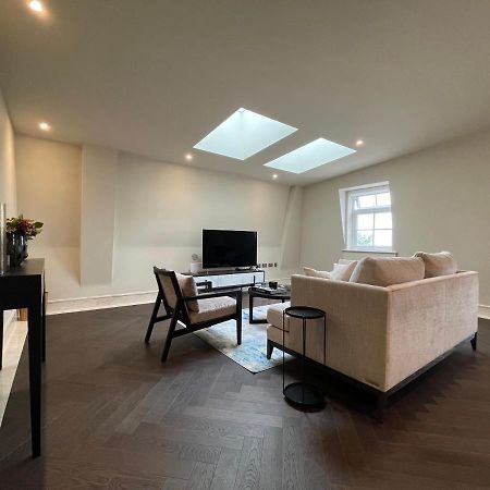 Luxurious, 2 Bed, 2 Bath Penthouse Apartment In Highly Desirable Chigwell Chcl F8 Екстериор снимка