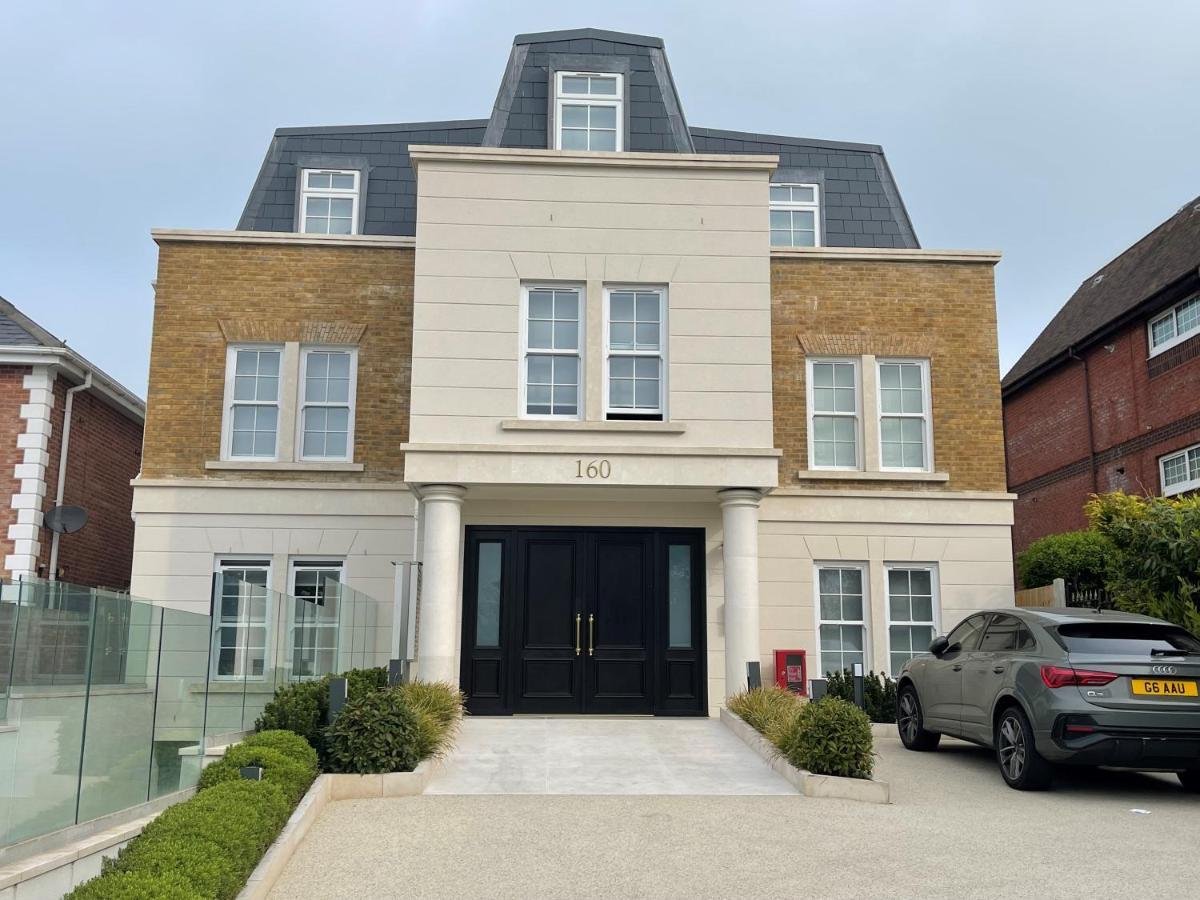 Luxurious, 2 Bed, 2 Bath Penthouse Apartment In Highly Desirable Chigwell Chcl F8 Екстериор снимка