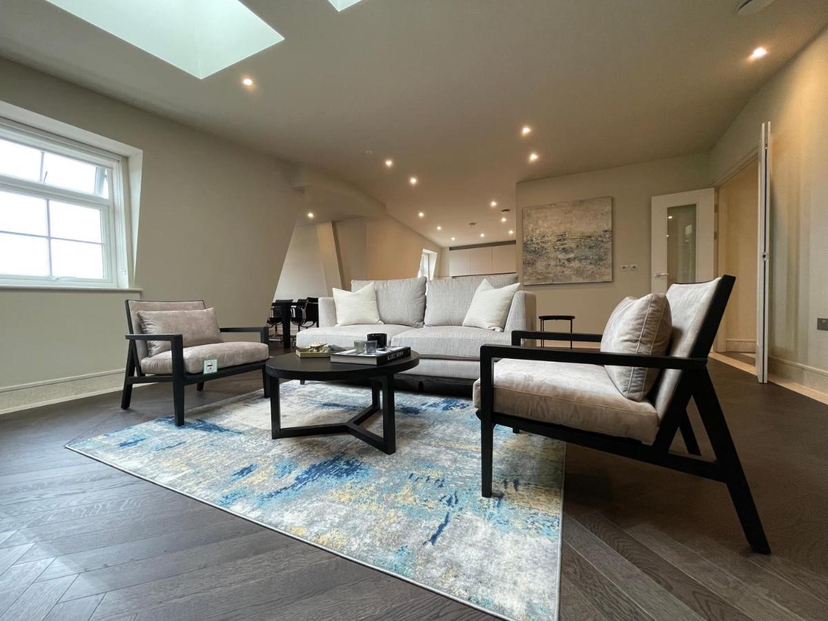 Luxurious, 2 Bed, 2 Bath Penthouse Apartment In Highly Desirable Chigwell Chcl F8 Екстериор снимка