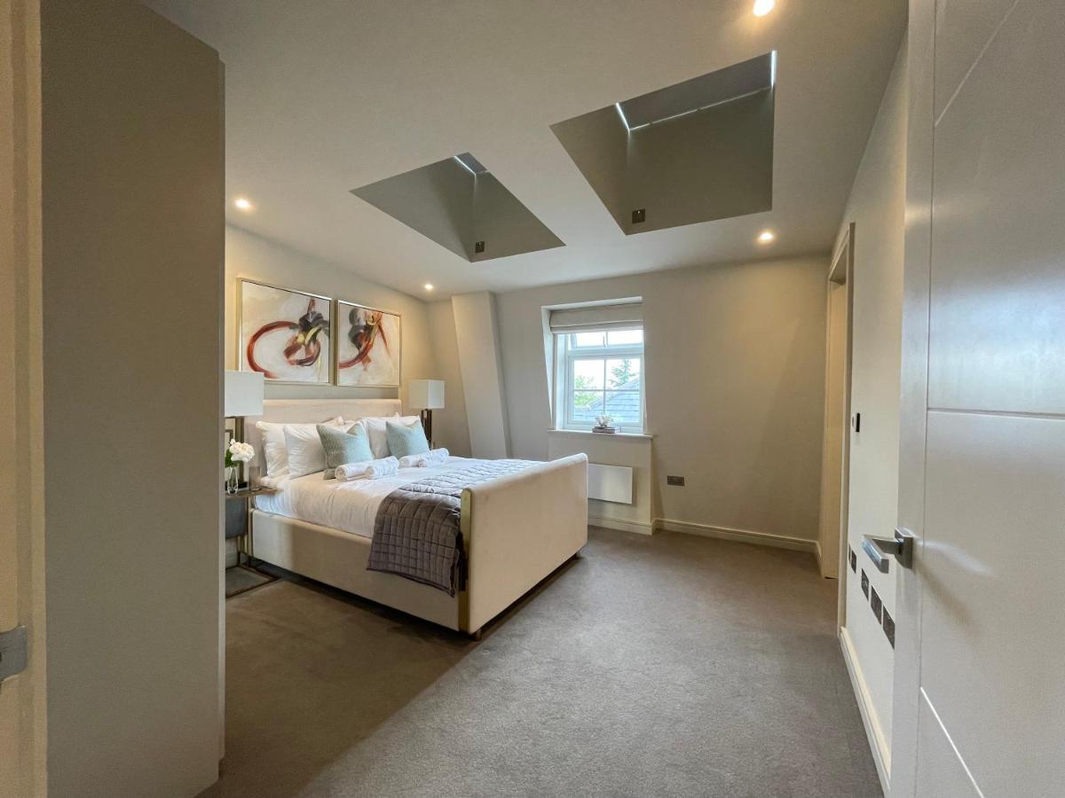 Luxurious, 2 Bed, 2 Bath Penthouse Apartment In Highly Desirable Chigwell Chcl F8 Екстериор снимка