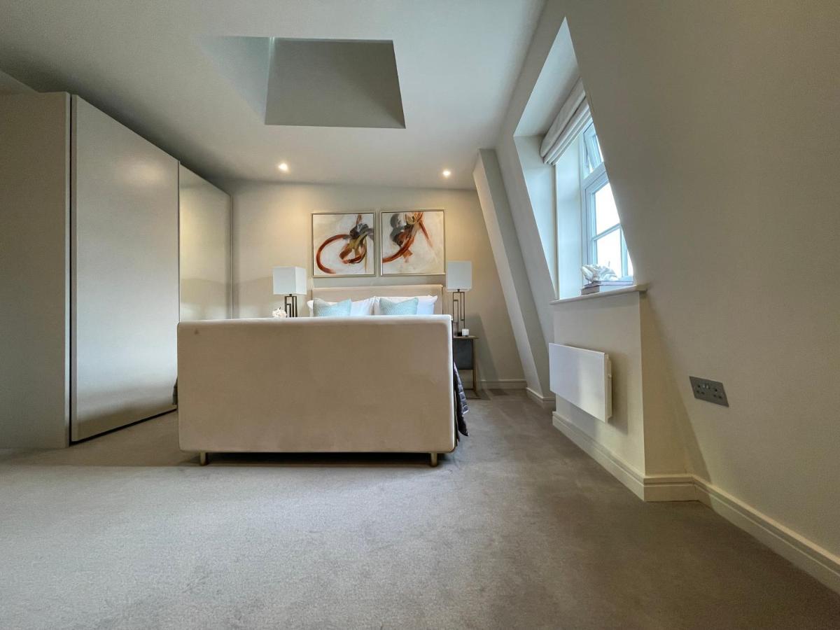 Luxurious, 2 Bed, 2 Bath Penthouse Apartment In Highly Desirable Chigwell Chcl F8 Екстериор снимка