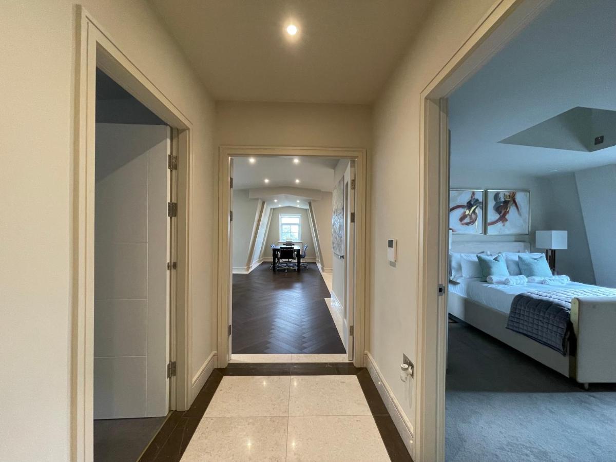 Luxurious, 2 Bed, 2 Bath Penthouse Apartment In Highly Desirable Chigwell Chcl F8 Екстериор снимка
