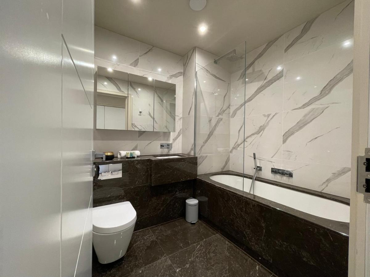 Luxurious, 2 Bed, 2 Bath Penthouse Apartment In Highly Desirable Chigwell Chcl F8 Екстериор снимка