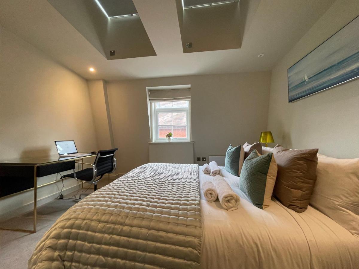 Luxurious, 2 Bed, 2 Bath Penthouse Apartment In Highly Desirable Chigwell Chcl F8 Екстериор снимка