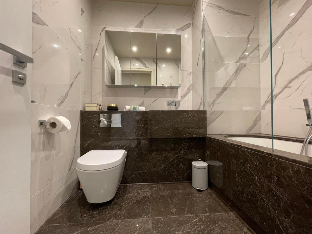 Luxurious, 2 Bed, 2 Bath Penthouse Apartment In Highly Desirable Chigwell Chcl F8 Екстериор снимка