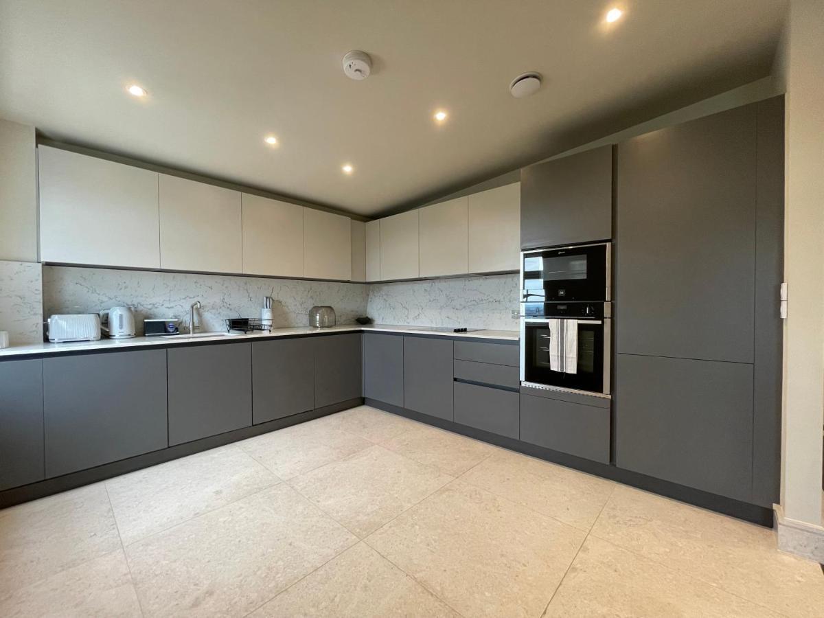 Luxurious, 2 Bed, 2 Bath Penthouse Apartment In Highly Desirable Chigwell Chcl F8 Екстериор снимка